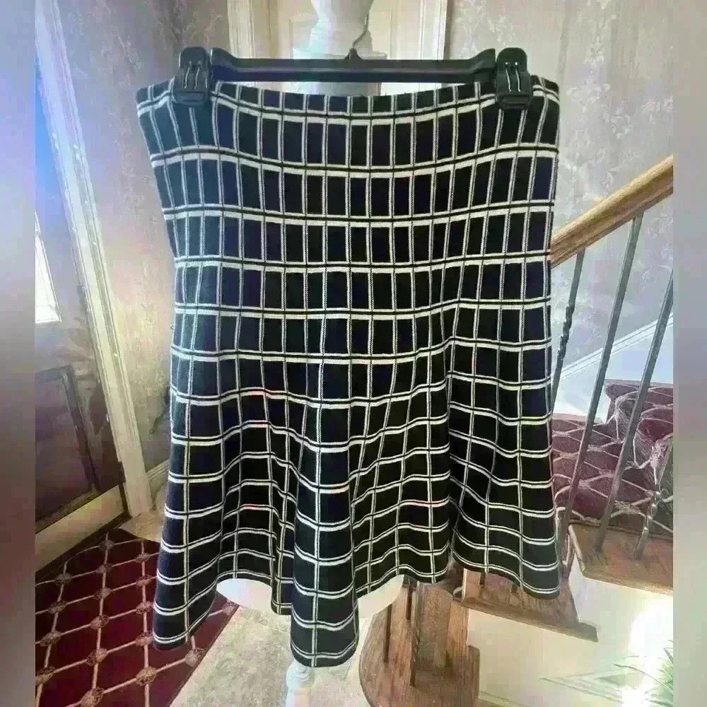 Cynthia Rowley Skirt. Large. Good condition. Black and white elastic waist - Picture 8 of 11